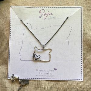 🍁 Rafia charm state necklace